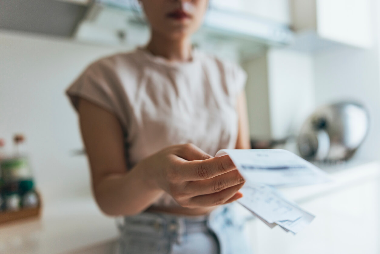 woman receiving payroll